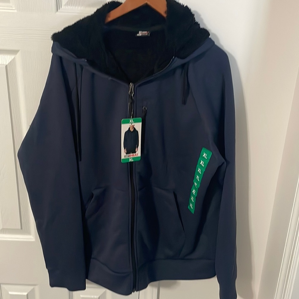 32Heat XL zip up warm. Two pockets in front and a cell pocket on chest level.